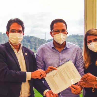 Augusto Castro discute desenvolvimento regional durante visita à Uesc