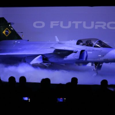 Novo caça Gripen F-39E é apresentado a autoridades em Brasília