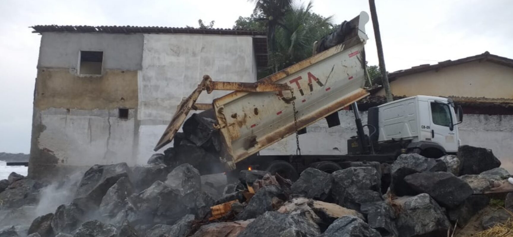 Para controlar avanço do mar, Prefeitura de Ilhéus lança mais pedras nas áreas afetadas