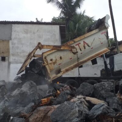 Para controlar avanço do mar, Prefeitura de Ilhéus lança mais pedras nas áreas afetadas