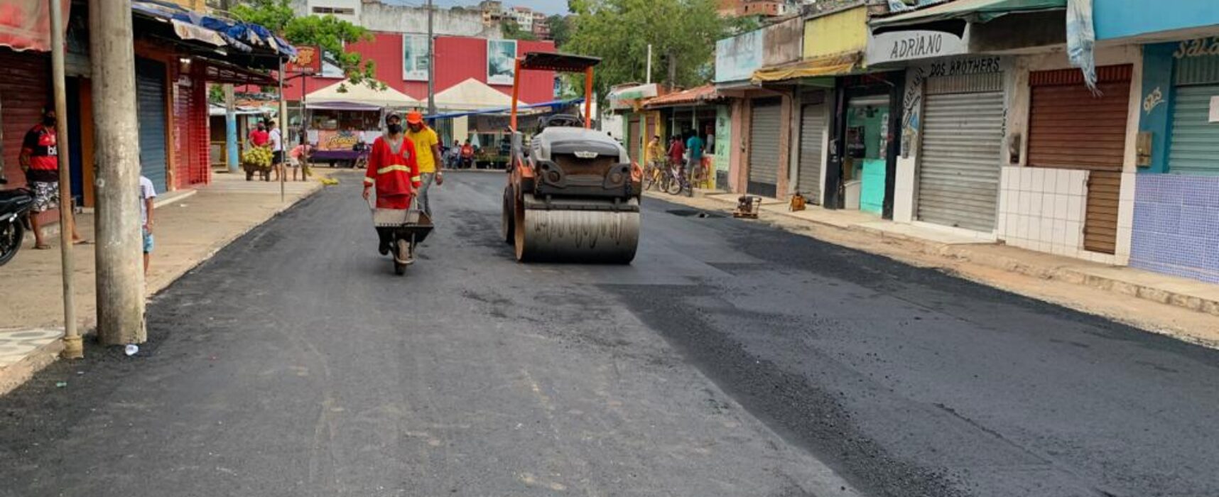 Prefeitura de Ilhéus inicia pavimentação na Central de Abastecimento do Malhado; serviço também segue no Teotônio Vilel