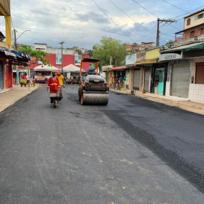 Prefeitura de Ilhéus inicia pavimentação na Central de Abastecimento do Malhado; serviço também segue no Teotônio Vilel
