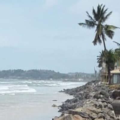 Prefeitura despeja mais pedras para conter avanço da maré no litoral norte de Ilhéus