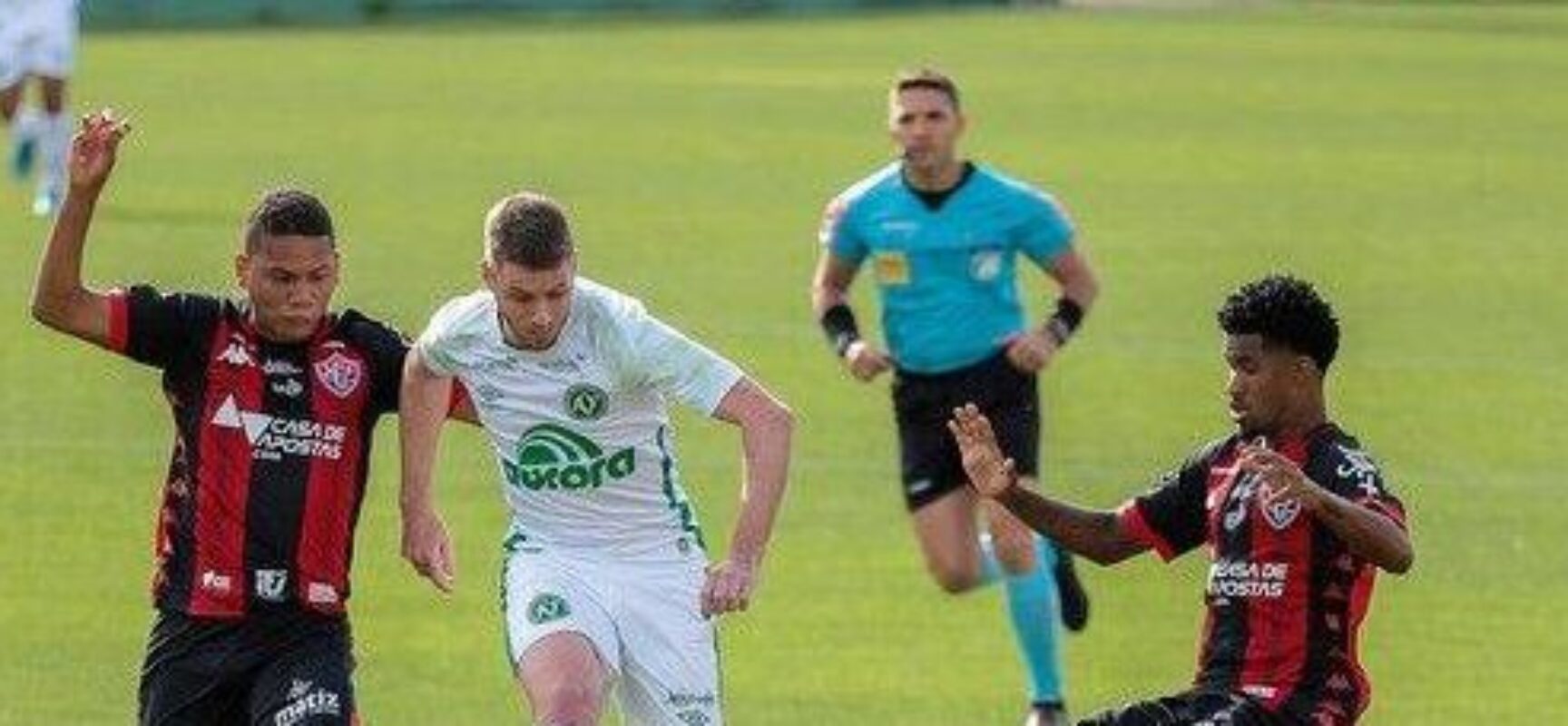 Vitória empata com Chapecoense e segue sem vencer jogando fora de casa