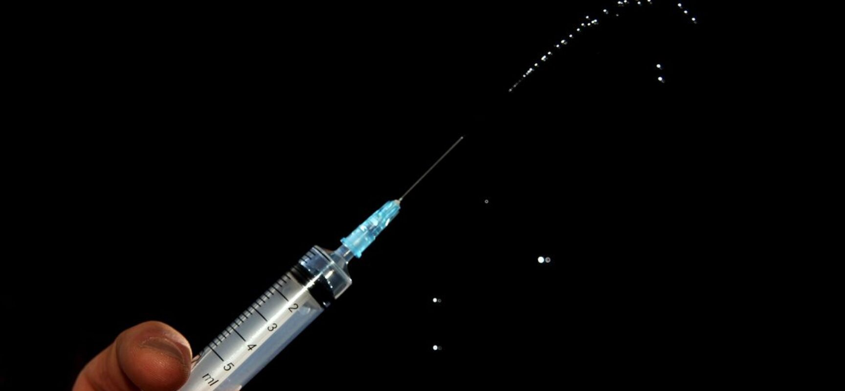 Reino Unido iniciará vacinação contra a Covid-19 nesta terça