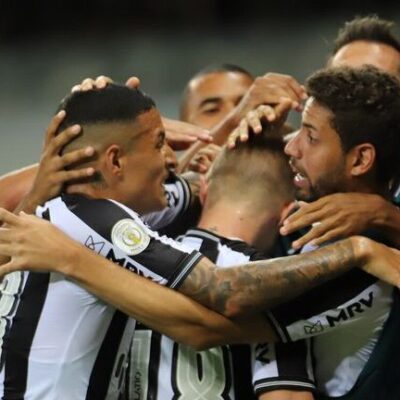 Atlético-MG goleia Flamengo e chega à vice-liderança do Brasileirão