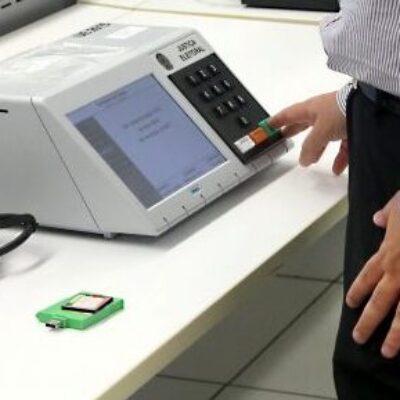 Eleitores votam para prefeito neste domingo; 66 deputados são candidatos