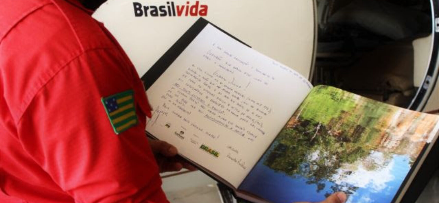 Fotógrafo baiano resgatado após queda de avião envia livro de agradecimento a equipe médica de Goiânia
