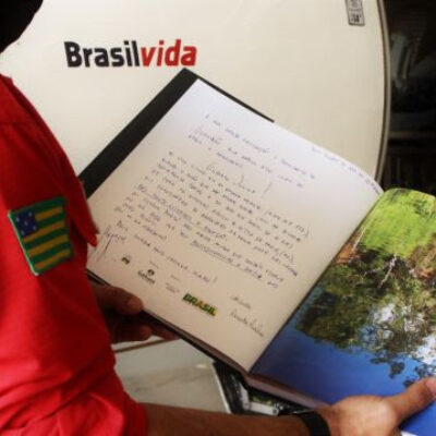 Fotógrafo baiano resgatado após queda de avião envia livro de agradecimento a equipe médica de Goiânia