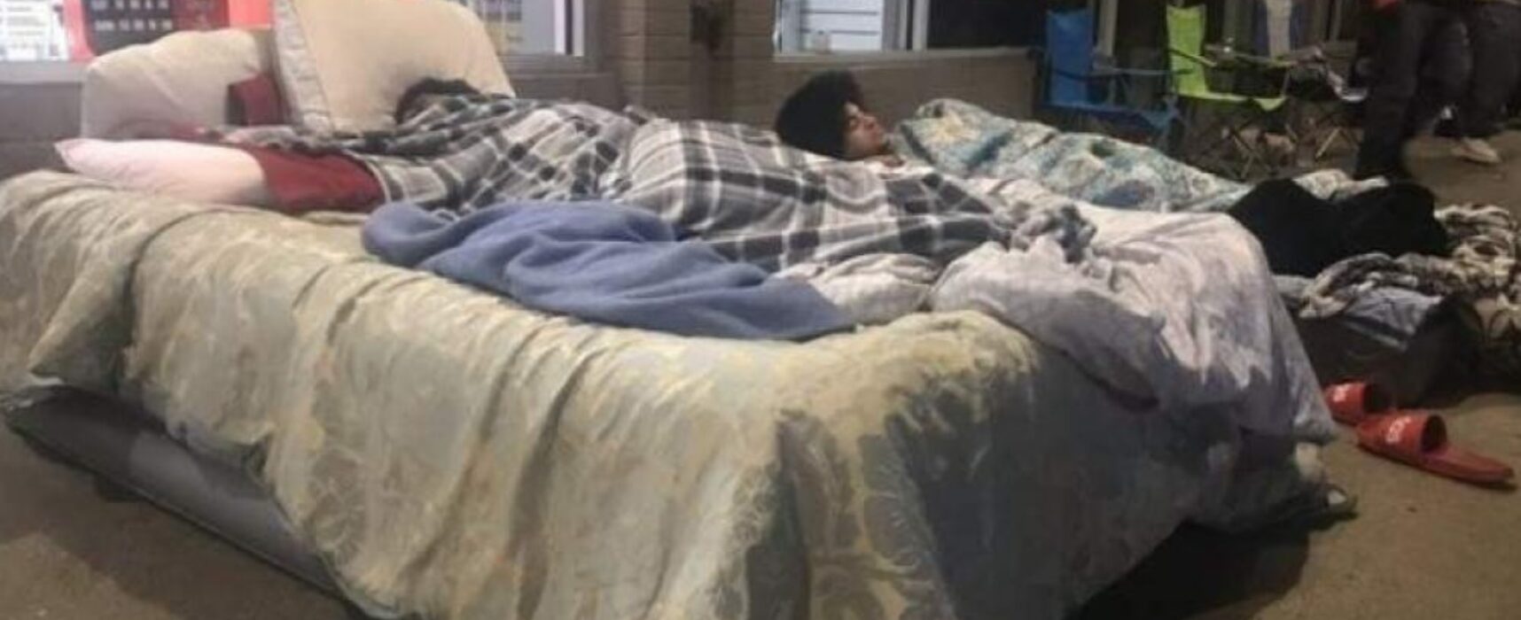 MULHER LEVA CAMA PARA FILA E ESPERA DEITADA PELA BLACK FRIDAY