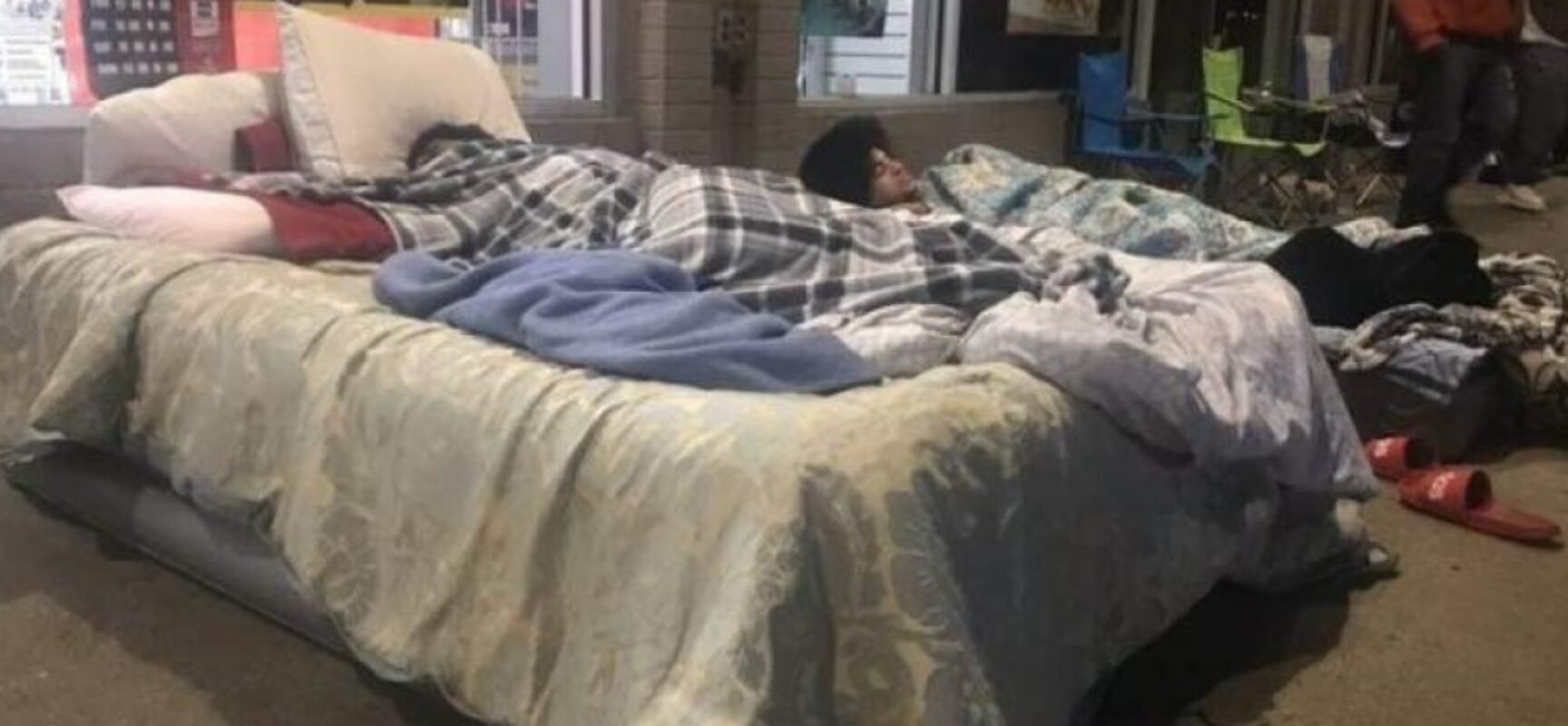 MULHER LEVA CAMA PARA FILA E ESPERA DEITADA PELA BLACK FRIDAY