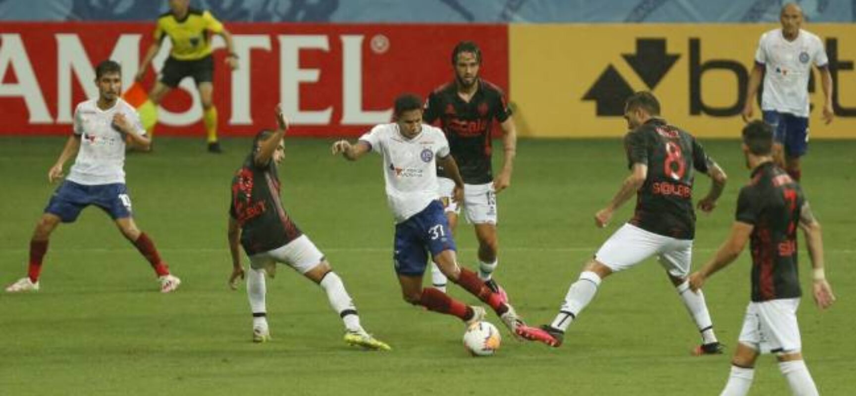 Na volta à Fonte Nova, Bahia goleia Melgar e avança na Sul-Americana