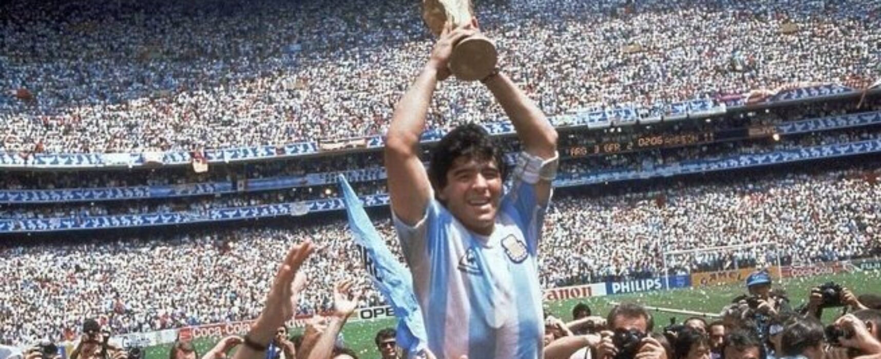 O ex-jogador de futebol argentino Diego Armando Maradona morreu nesta quarta-feira (25/11), aos 60 anos.