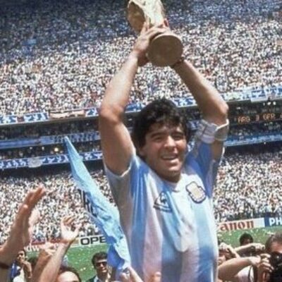 O ex-jogador de futebol argentino Diego Armando Maradona morreu nesta quarta-feira (25/11), aos 60 anos.