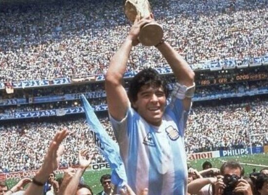 O ex-jogador de futebol argentino Diego Armando Maradona morreu nesta quarta-feira (25/11), aos 60 anos.