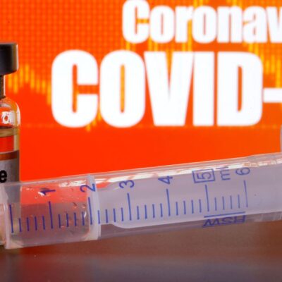 Pfizer e BioNTech dizem que sua vacina contra covid-19 é 90% eficaz