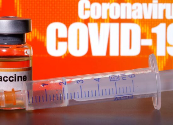 Pfizer e BioNTech dizem que sua vacina contra covid-19 é 90% eficaz