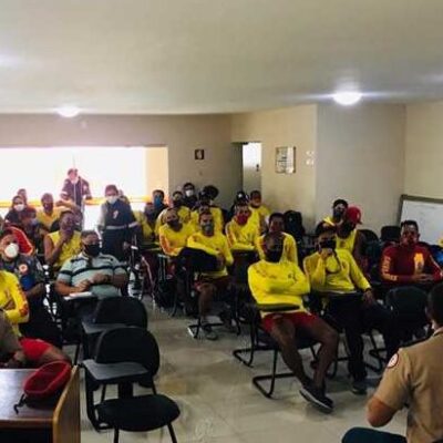 Prefeitura, Marinha e Corpo de Bombeiros promovem curso de qualificação para salva-vidas em Ilhéus