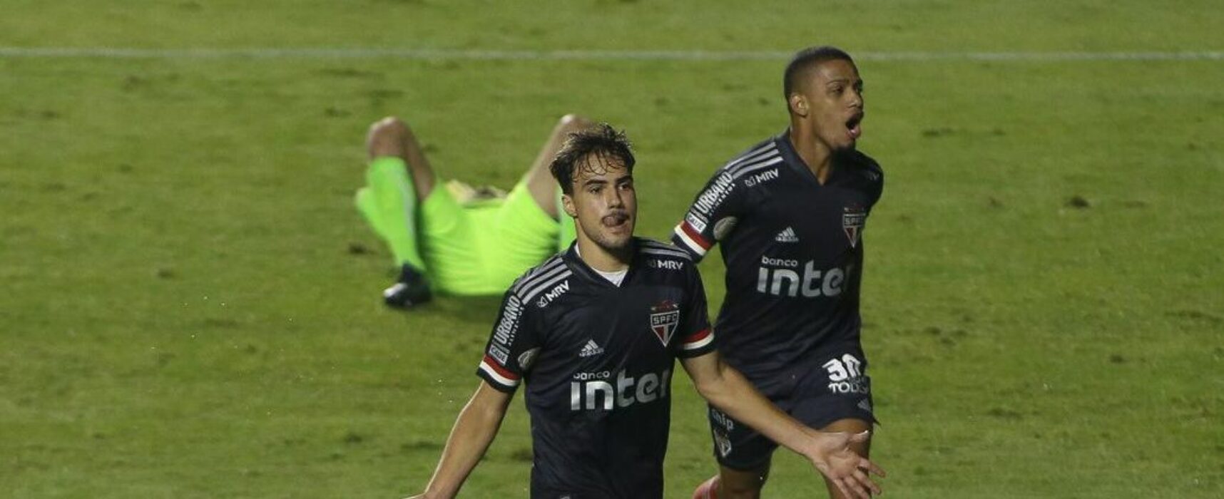 São Paulo vence Goiás de virada e encosta nos líderes do Brasileirão