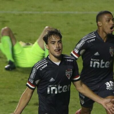 São Paulo vence Goiás de virada e encosta nos líderes do Brasileirão