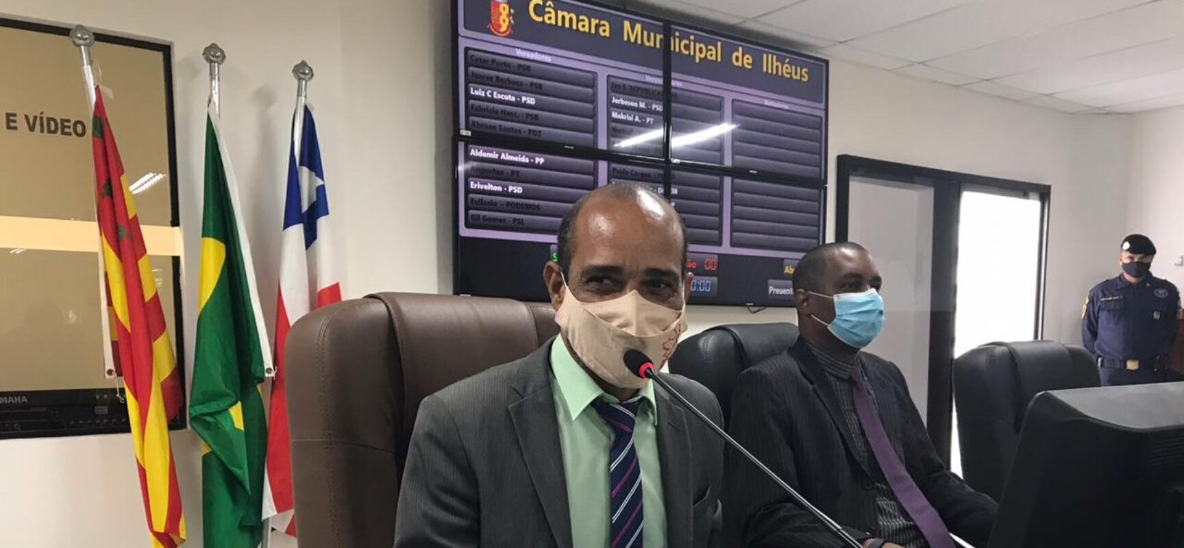 Sob forte emoção, César Porto renuncia aos cargos de vereador e de presidente da Câmara de Ilhéus