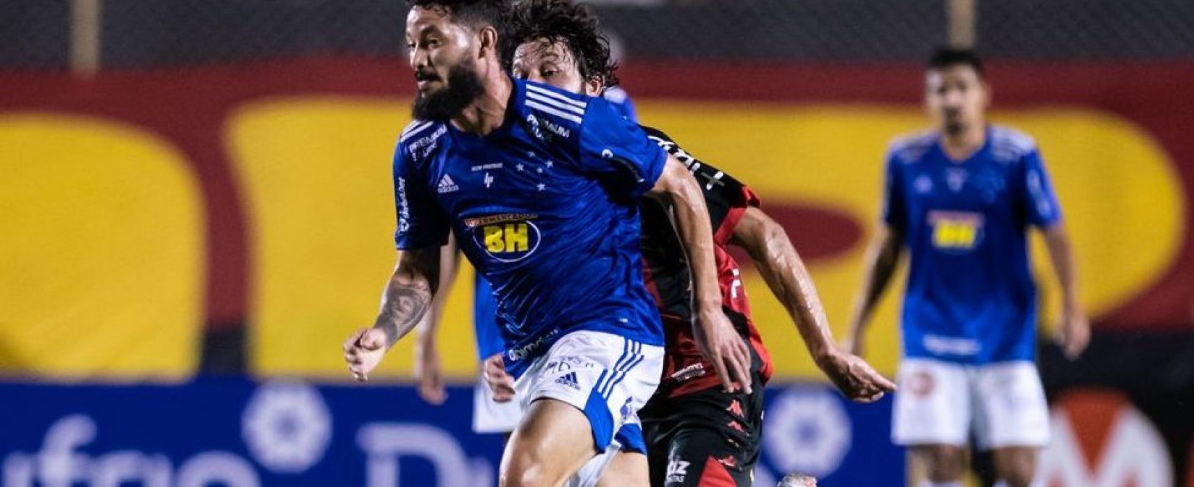 Cruzeiro vence Vitória em Salvador e respira na Série B