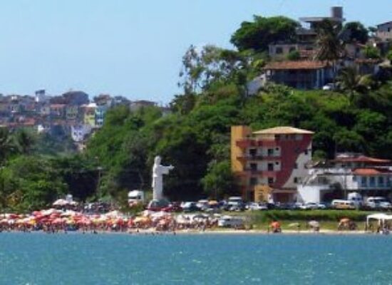 Ilhéus: Prefeitura notifica 27 ambulantes e barraqueiros da Praia do Cristo para conter aglomerações
