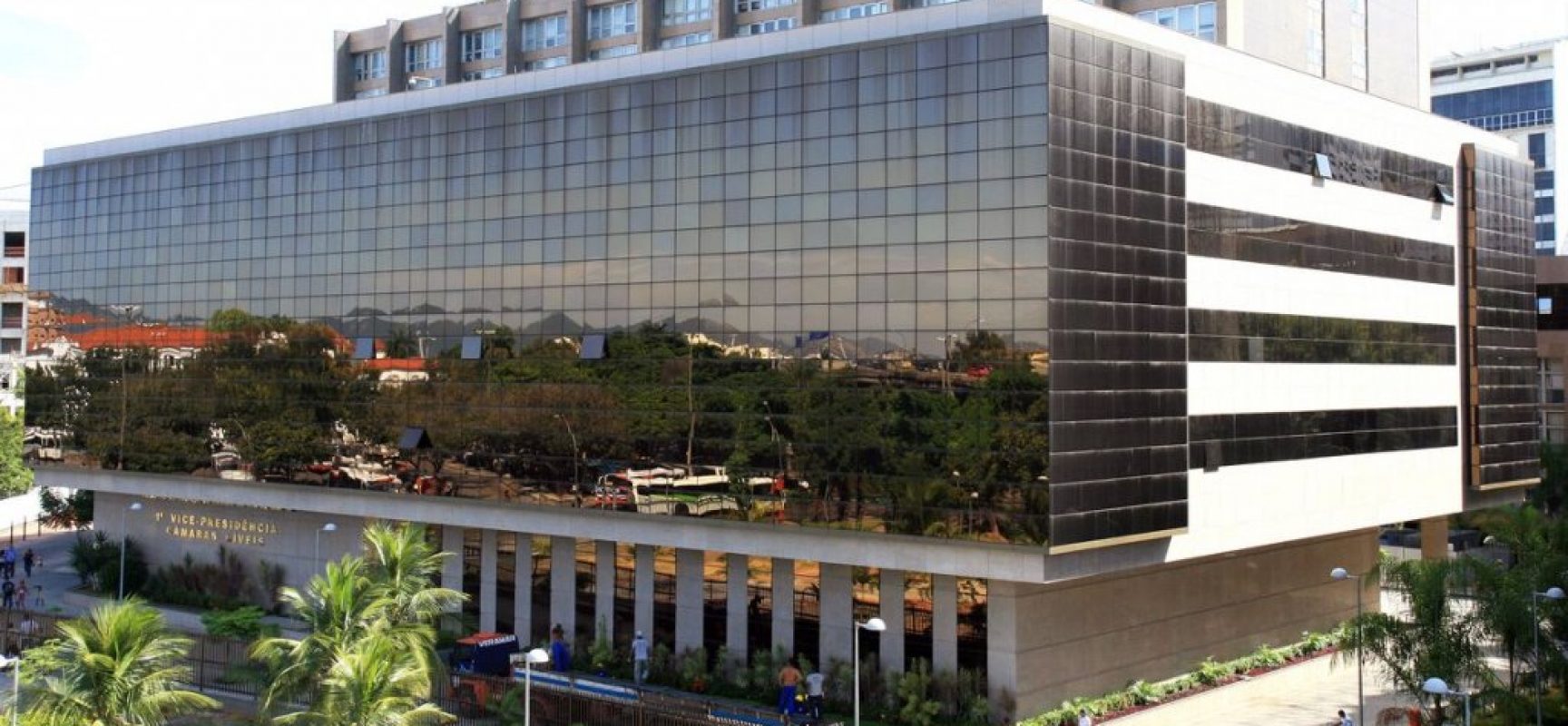 Justiça bloqueia R$ 640 mil de ex-marido que matou juíza no Rio