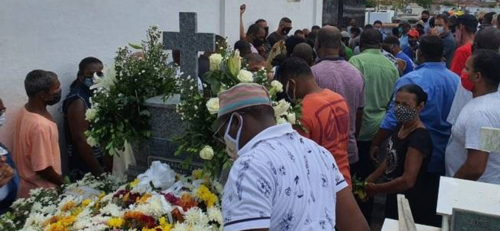 Prefeito de Conceição da Feira é sepultado no cemitério da cidade