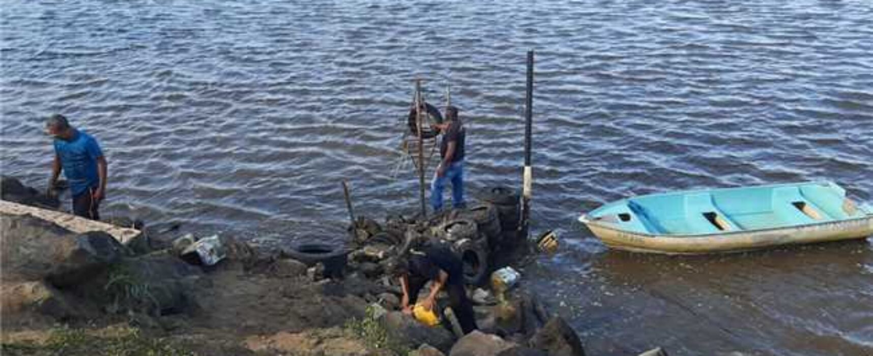 Prefeitura de Ilhéus remove entulhos da Baía do Pontal; infrator será autuado