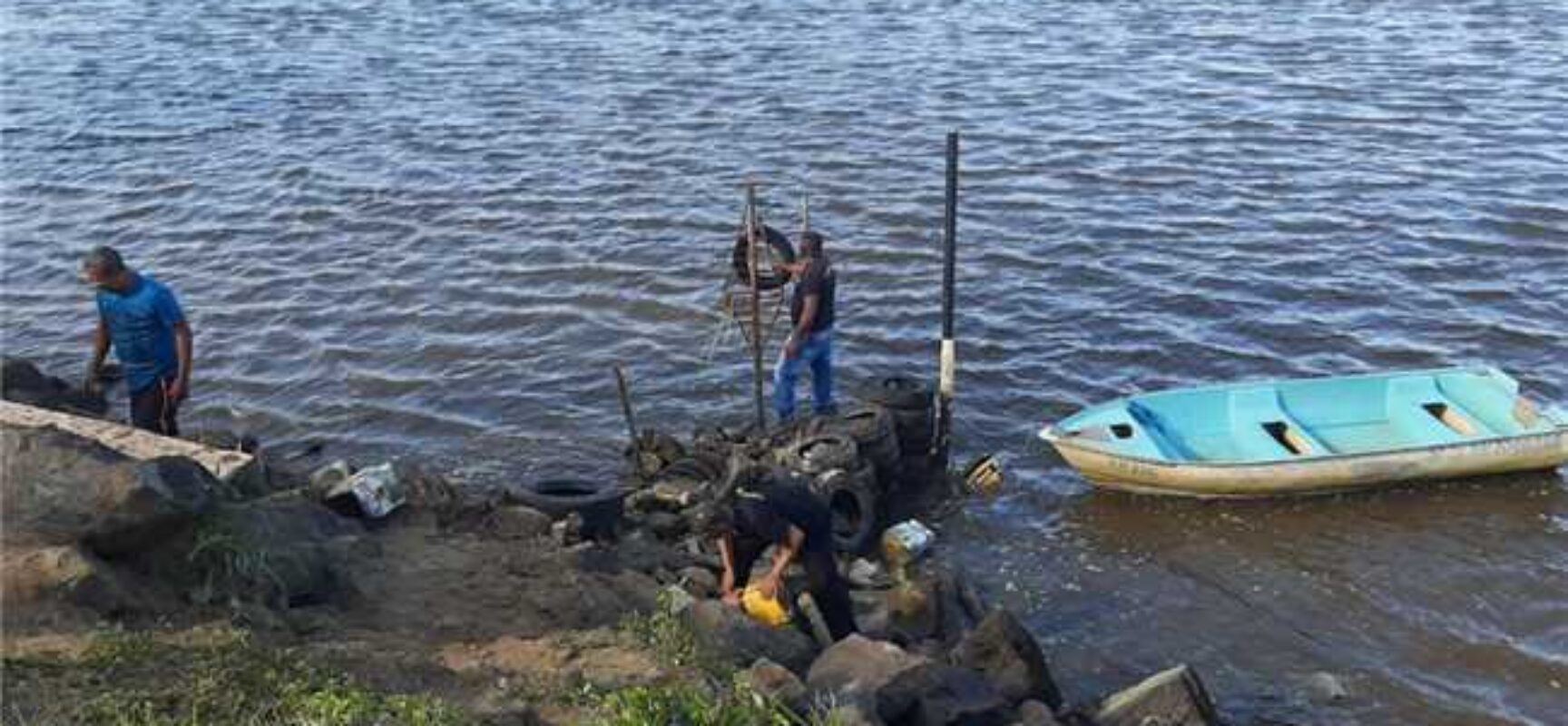Prefeitura de Ilhéus remove entulhos da Baía do Pontal; infrator será autuado