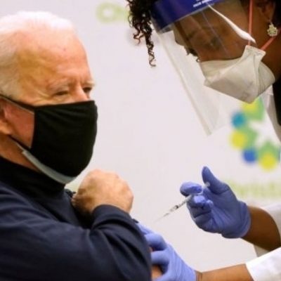 Presidente eleito dos EUA, Joe Biden recebe 1ª dose de vacina contra a Covid-19