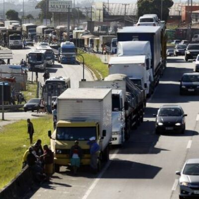 Caminhoneiros começam a receber benefício emergencial nesta terça