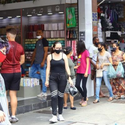 Entraves para a produção de vacinas e avanço da pandemia ameaçam recuperação econômica em 2021