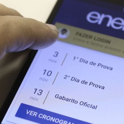 Estudantes do Enem lidam com internet precária e estudos pelo celular