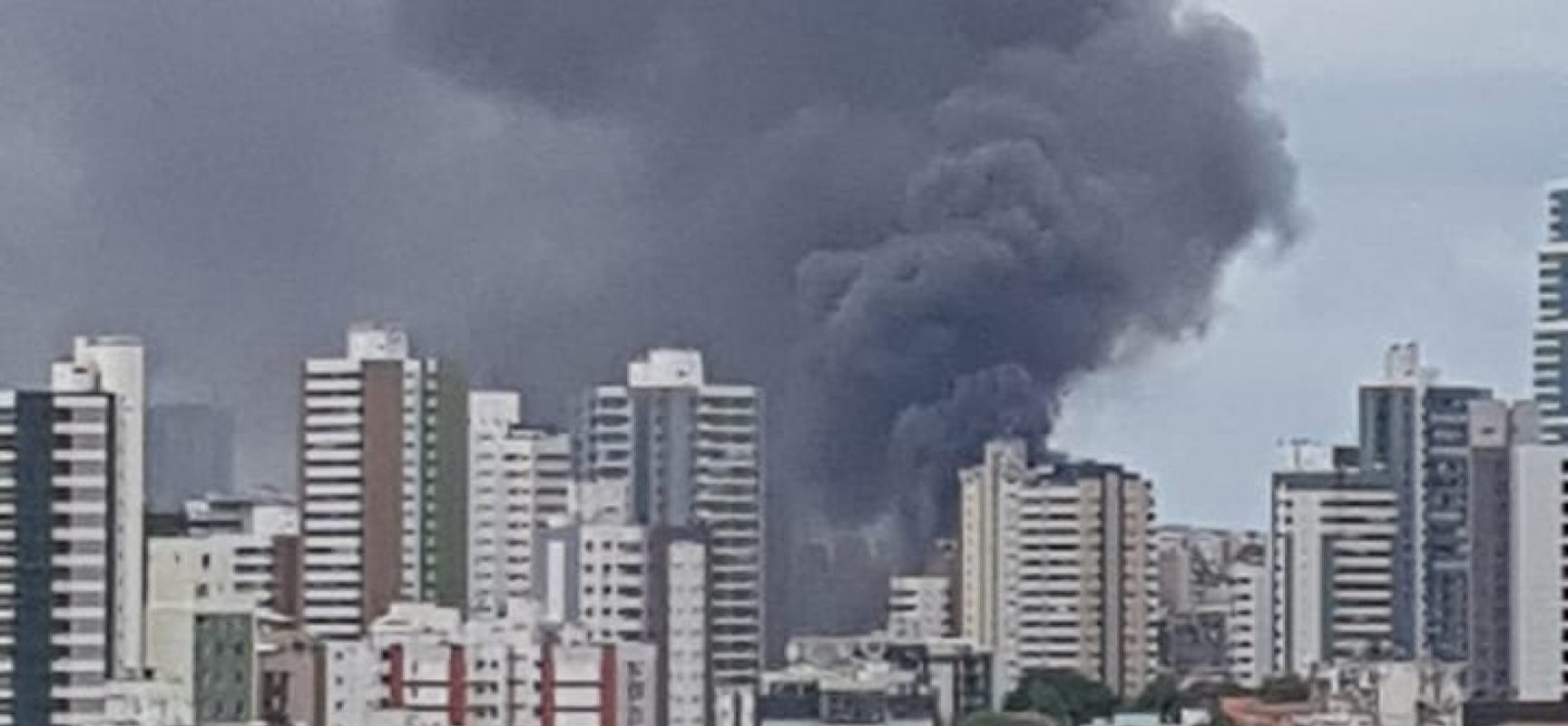 Incêndio de grandes proporções atinge garagem de ônibus em Salvador