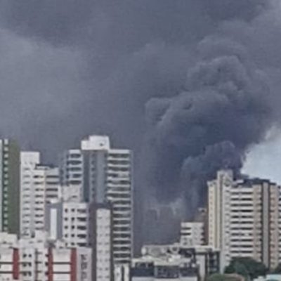 Incêndio de grandes proporções atinge garagem de ônibus em Salvador