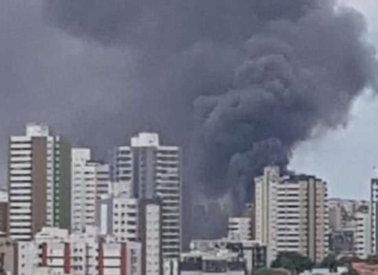 Incêndio de grandes proporções atinge garagem de ônibus em Salvador