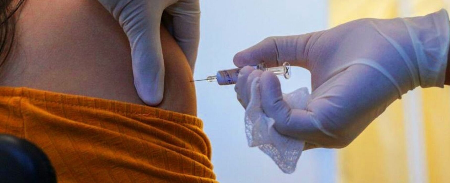 No Reino Unido, 200 mil pessoas estão sendo vacinadas por dia