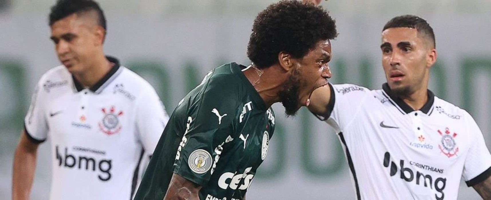 Palmeiras goleia Corinthians e segue sonhando com título brasileiro