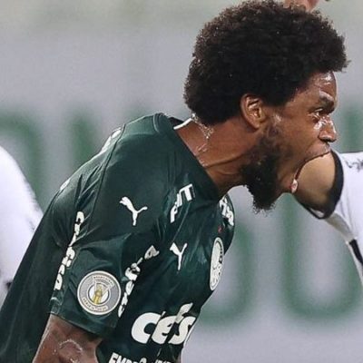 Palmeiras goleia Corinthians e segue sonhando com título brasileiro