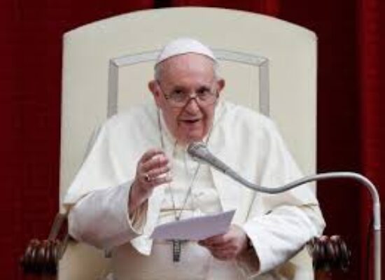 Papa Francisco pede que países com mais vacinas contra Covid-19 compartilhem doses com nações pobres