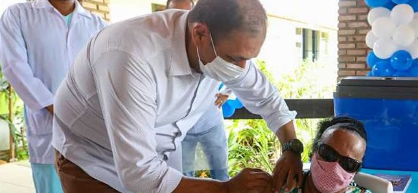 Prefeito Mário Alexandre acompanha vacinação de idosos do Abrigo São Vicente Prefeito Mário Alexandre acompanha vacinação de idosos do Abrigo São Vicente