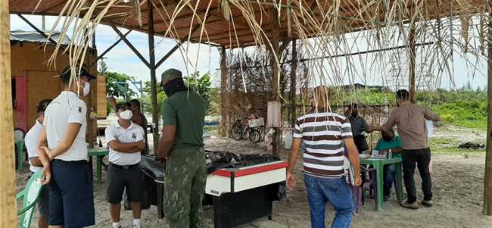 Prefeitura realiza ação conjunta para remover barracas irregulares na orla norte de Ilhéus