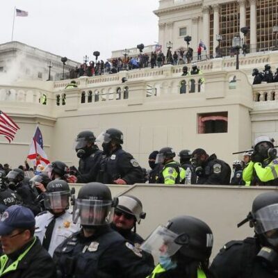 Protesto interrompe sessão do Congresso dos EUA para validar eleição