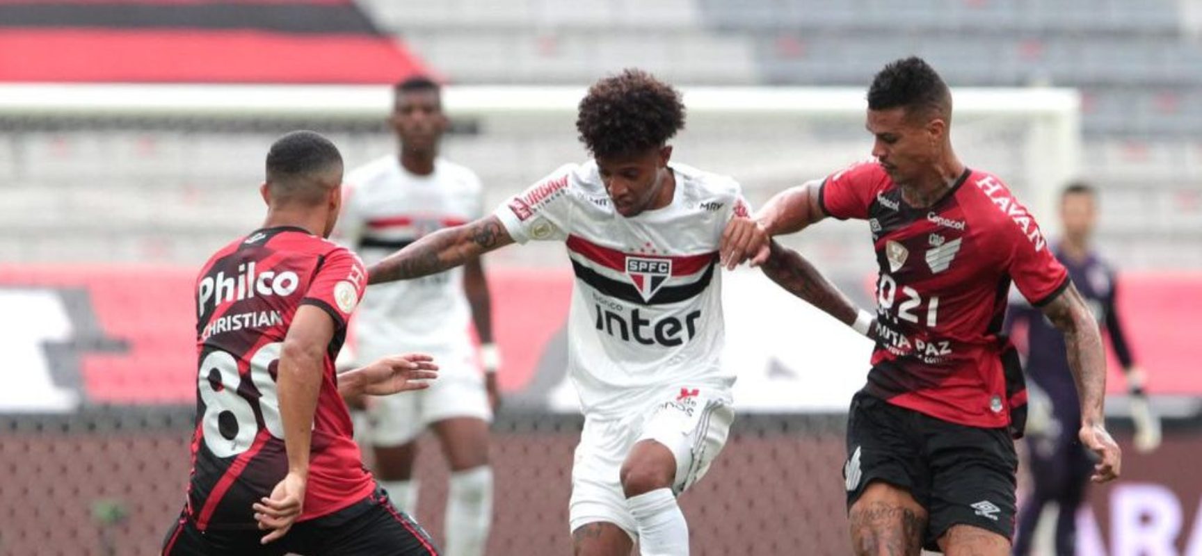 São Paulo empata com Athletico-PR e segura liderança do Brasileiro