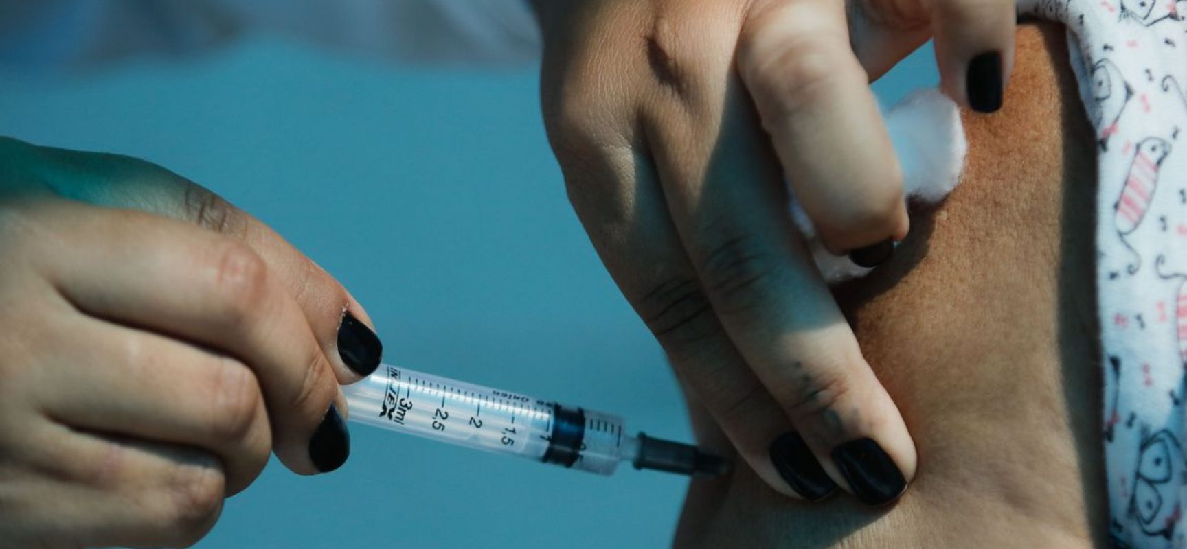 Agência europeia não vê indícios de relação entre vacina de Oxford e aparecimento de coágulos