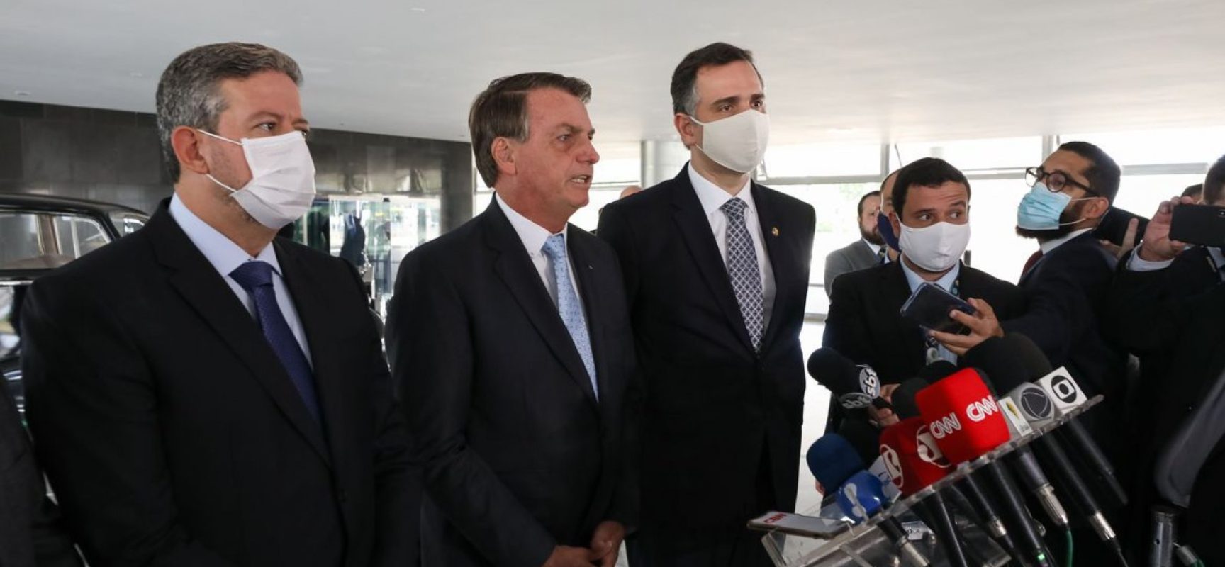 Bolsonaro inclui em lista enviada ao Congresso prioridade para projetos sobre armas