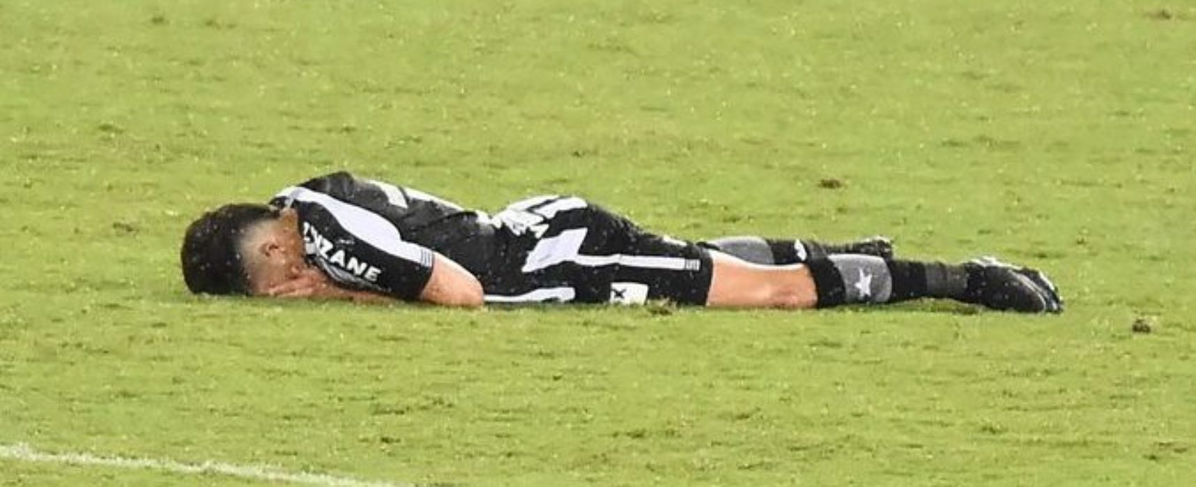 Botafogo perde, cai no Brasileiro e, a expecatitva é que continue caindo. Time muito ruim!