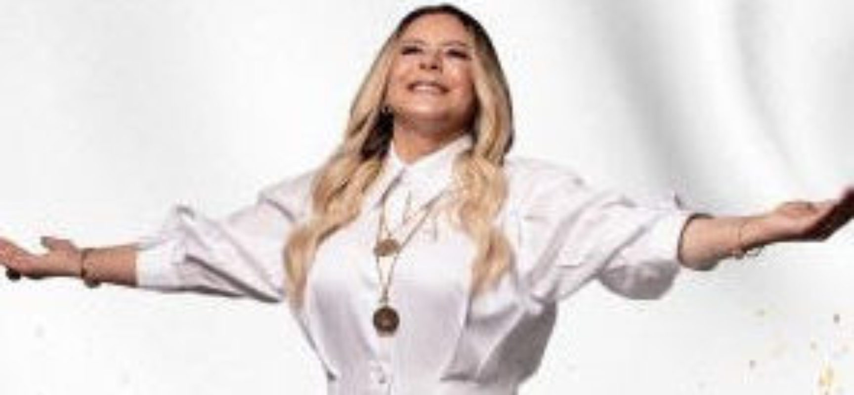 Cantora Virgínia Arruda divulga novo clipe de Adorado
